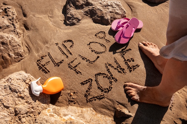 Des mots dans le sable sur l'été