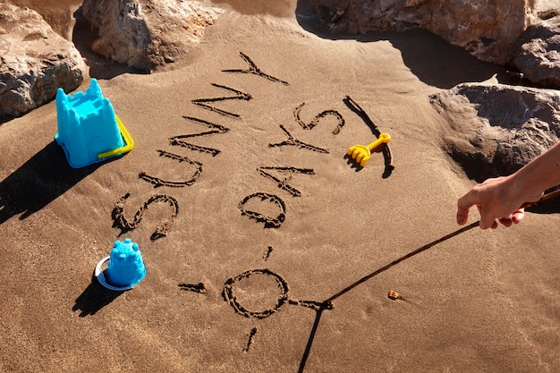 Des mots dans le sable sur l'été