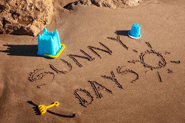 Photo gratuite des mots dans le sable sur l'été