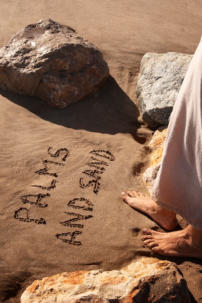 Photo gratuite des mots dans le sable sur l'été