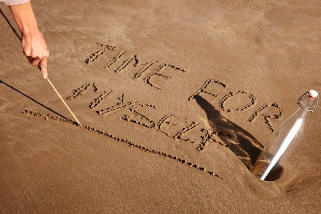 Photo gratuite des mots dans le sable sur l'été