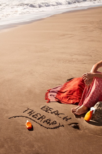 Photo gratuite des mots dans le sable sur l'été