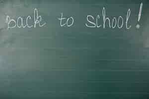 Photo gratuite mots de retour à l'école sur le tableau noir