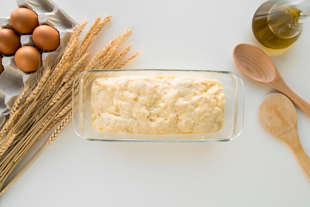 Photo gratuite moule à gâteau vue de dessus avec pâte