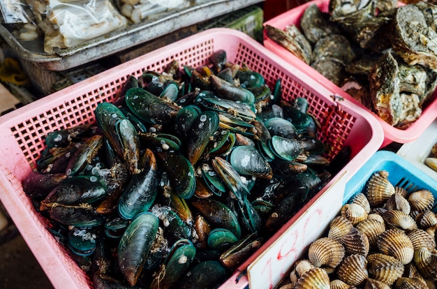 moules et autres palourdes au marché