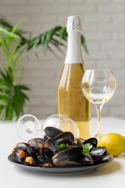 Photo gratuite moules et champagne savoureux