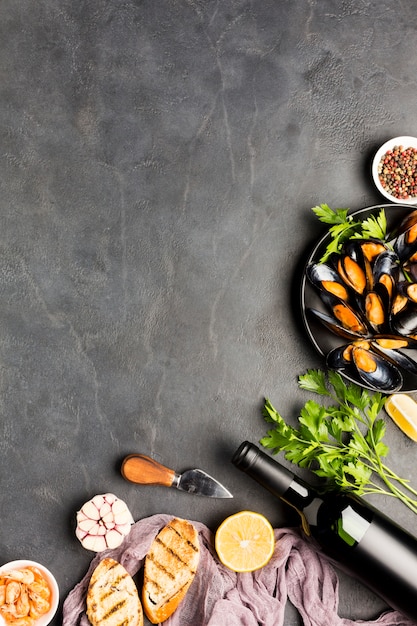 Moules cuites à plat et vin avec fond