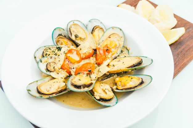 Moules cuites à la vapeur avec sauce au vin blanc