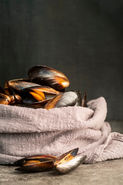 Moules enveloppées dans une nappe