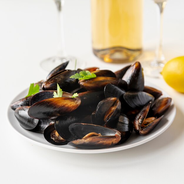 Moules de fruits de mer sains sur plaque