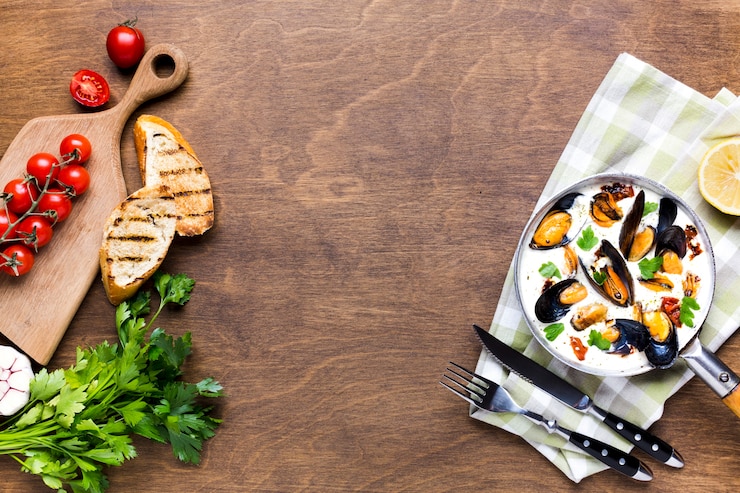Photo gratuit moules plates en sauce blanche sur une nappe avec fond