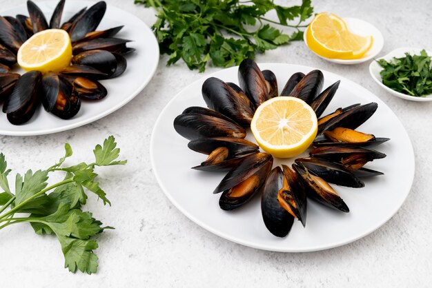 Moules saines et citrons frais