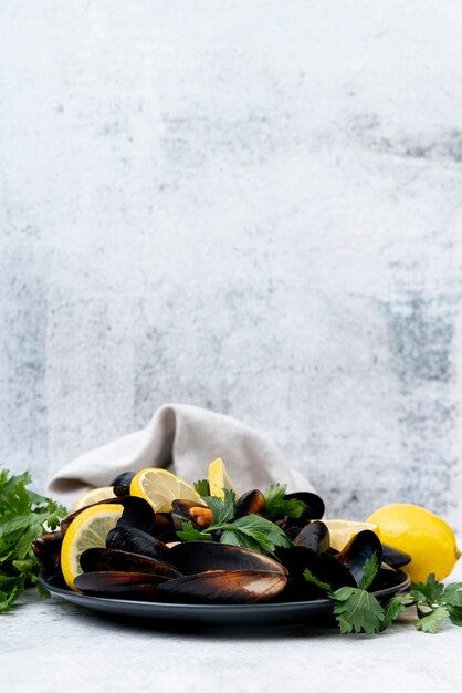 Moules savoureuses avec vue de face de citron