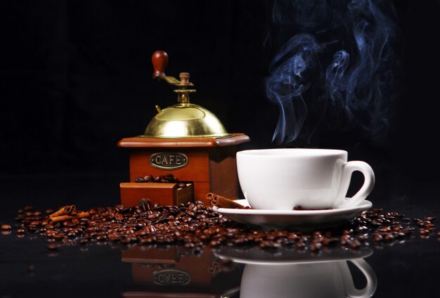 Moulin à café sur la table avec des grains de café autour