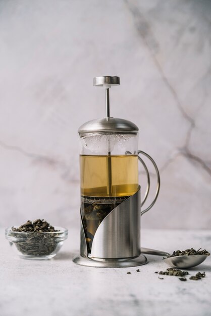 Moulin à thé avec thé délicieux