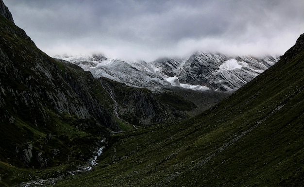 Mountain Valley sous un ciel nuageux