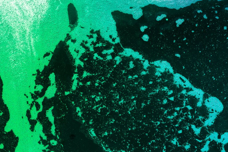 Photo gratuit mousse à bulles sur un liquide de couleur dégradée