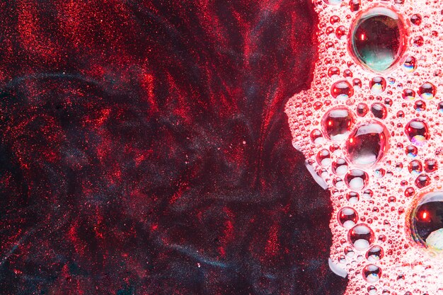 Mousse rose Close-up sur l&#39;eau rouge
