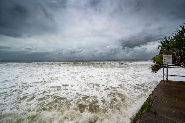 Photo gratuite mousseuse sous un ciel nuageux sombre à alexandra headland beach, queensland australie