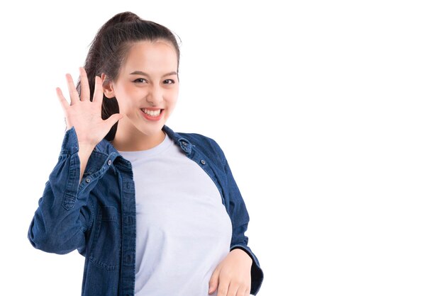 Mouvement de danse le long de la mélodie de la belle femme asiatique séduisante secouer le geste de la main du corps avec plaisir et bonheur grand sourire costume décontracté fond blanc