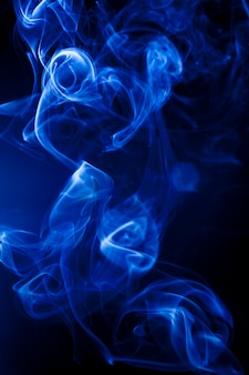Mouvement de fumée bleue sur fond noir.