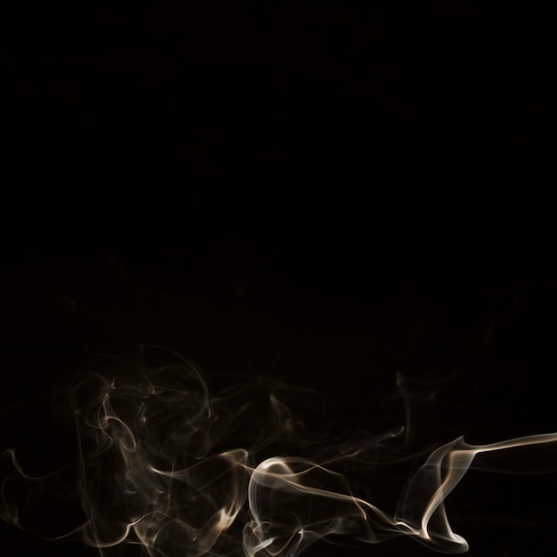 Mouvement de superposition de fumée sur fond noir avec espace de copie pour l&#39;écriture du texte