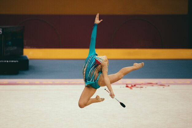 Mouvements de gymnastique sur scène