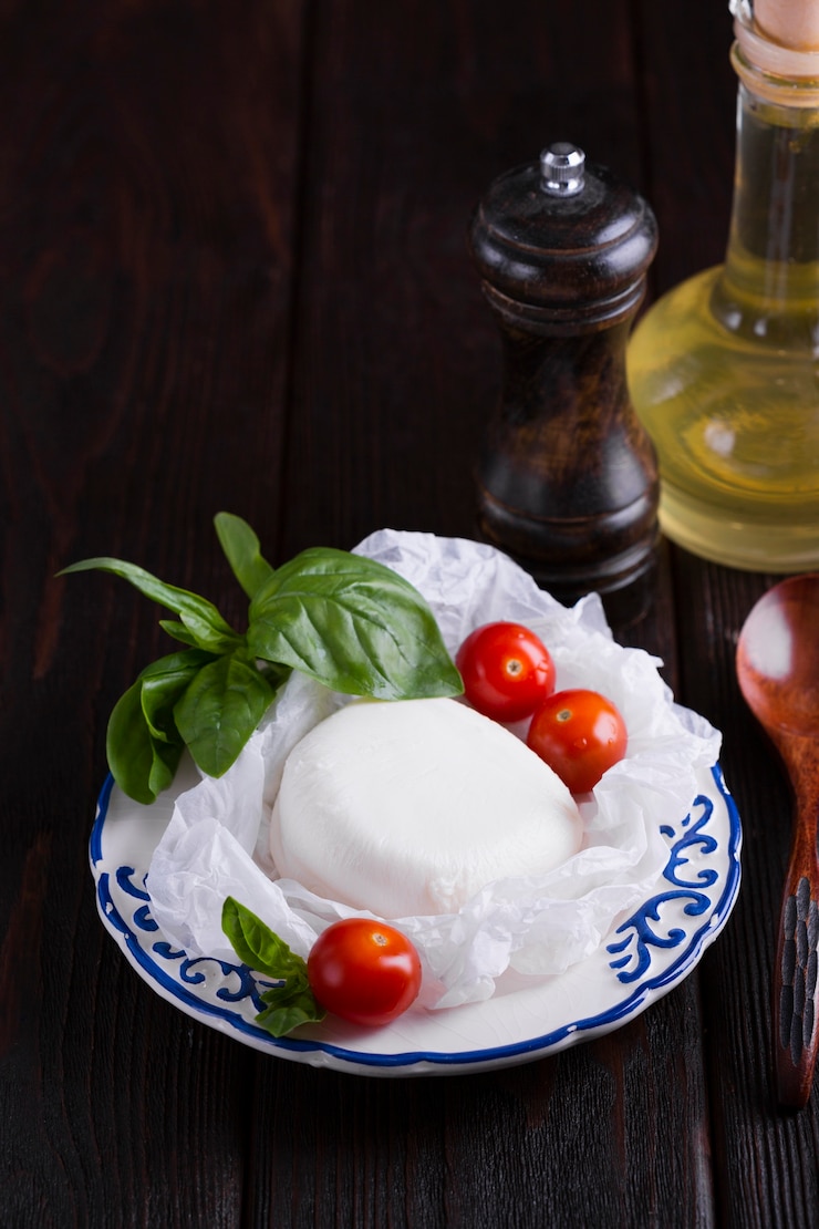 Photo gratuit mozzarella et tomates cerises