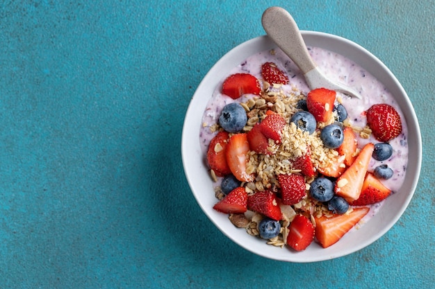 Photo gratuite muesli aux fruits servis dans un bol sur fond clair concept de saine alimentation