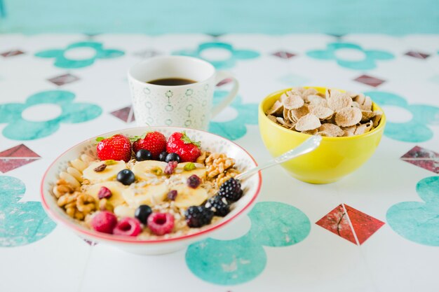 Photo gratuite muesli et café