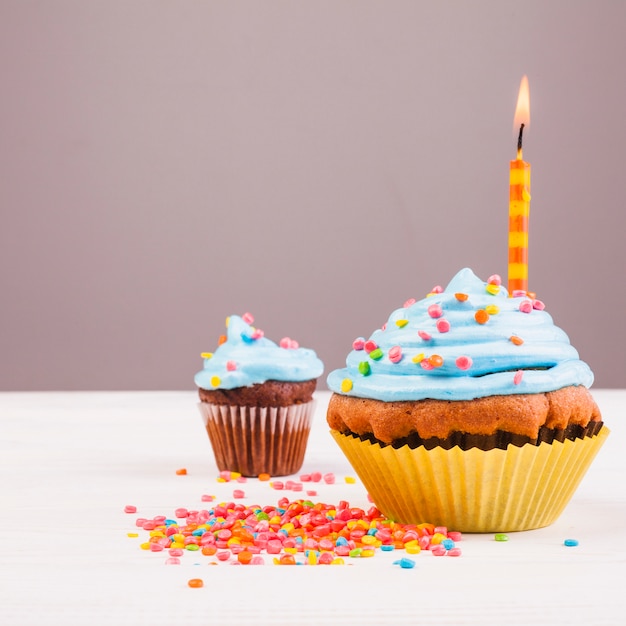 Photo gratuite muffin anniversaire