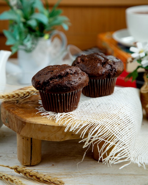 Muffin au chocolat et une tasse de thé noir