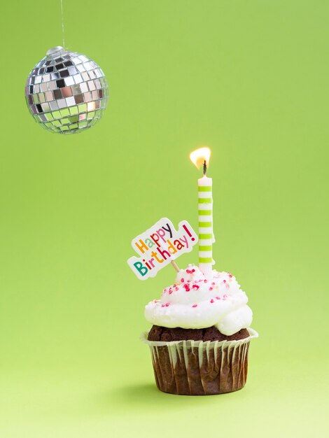 Muffin avec bougie disco globe et signe de joyeux anniversaire