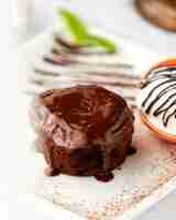 Photo gratuite muffin recouvert de chocolat fondu