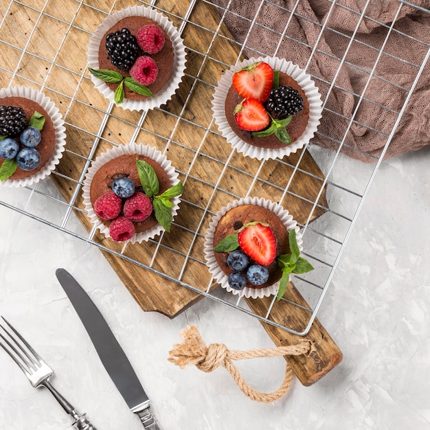 Photo gratuite muffin savoureux plat avec des fruits de la forêt et des couverts