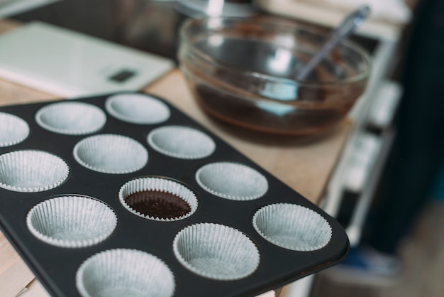 Muffin tin près de la pâte