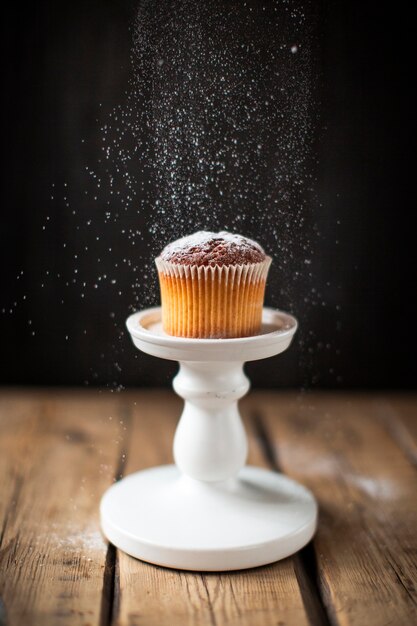 Muffin vue de face avec du sucre en poudre