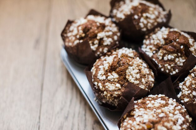 Muffins au chocolat dans un porte-gâteaux en papier sur un fond en bois