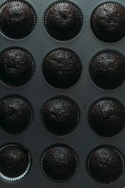 Des muffins au chocolat en étain