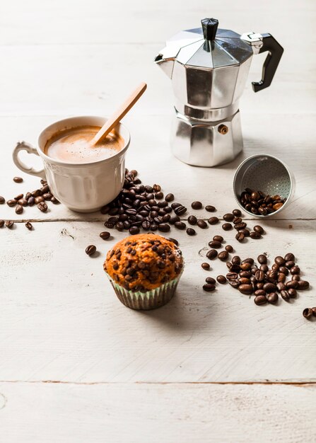 Muffins au chocolat avec grains de café torréfiés et café espresso