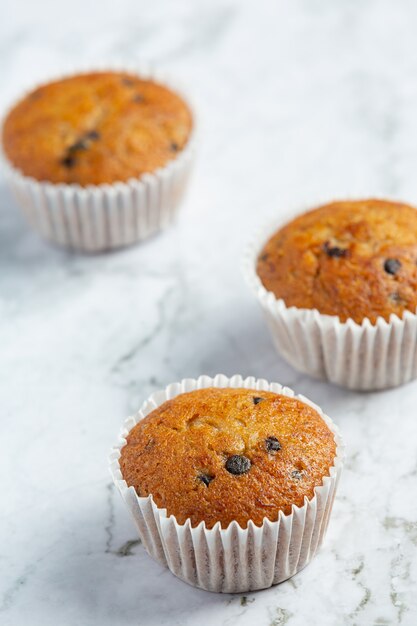 Muffins au chocolat mis sur un sol en marbre blanc