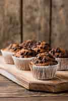 Photo gratuite muffins au chocolat sur planche de bois