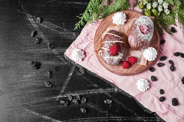 Muffins au chocolat sur un plateau en bois.