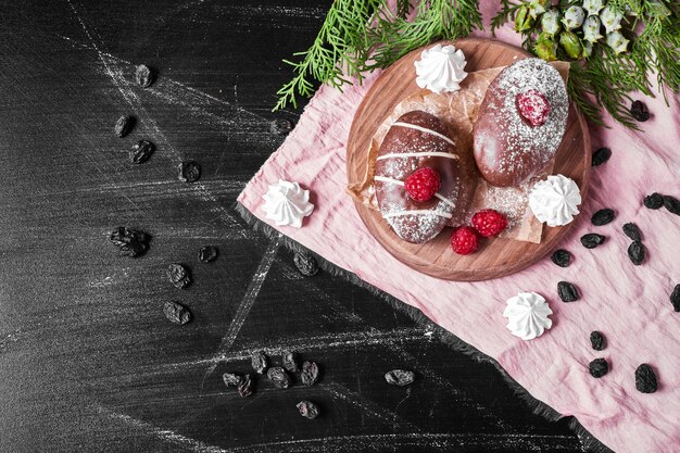 Muffins au chocolat sur un plateau en bois.