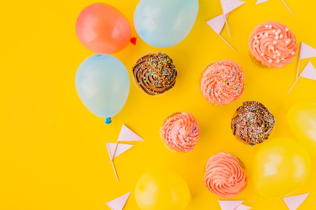 Muffins aux arrosages au milieu des ballons