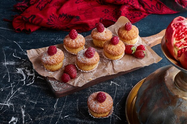 Muffins aux framboises sur le dessus.