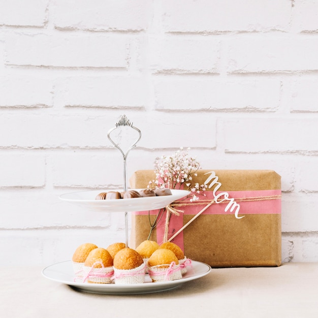 Photo gratuite muffins et cadeau pour la fête des mères