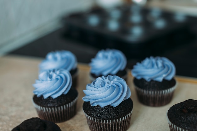 Photo gratuite muffins close-up avec de la crème bleue