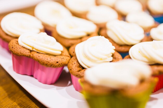 Muffins Close-up avec glaçage à la crème fouettée