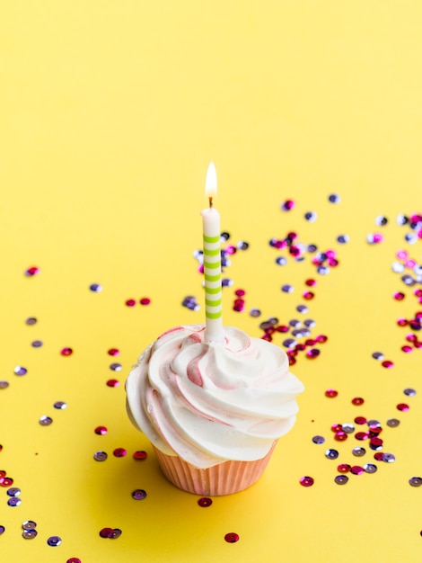 Muffins et confettis d'anniversaire simples à angle élevé